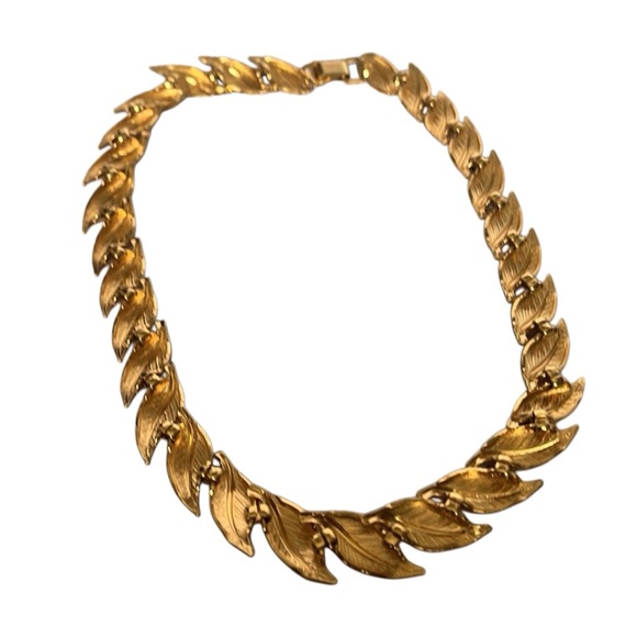 Vintage Napier Gold Tone Leaf Pattern Necklace. Pre Owned - Picture 2 of 4